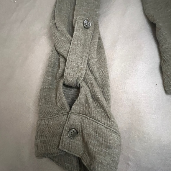 Marled Tie Hem Button Front Crepe Top‎ Size Large Roll Tab Sleeves V Neck A3 - Picture 11 of 12